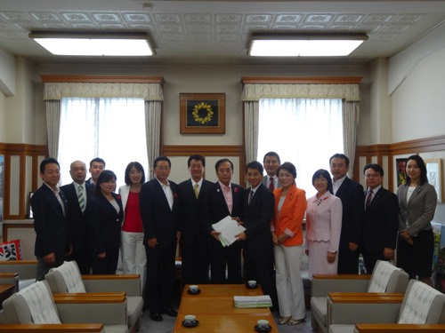 「平成29年度埼玉県に対する予算等に関する要望書」を上田知事に手渡しました